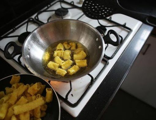 Anda Punya Sakit Maag? Jangan Makan Gorengan dari Sekarang!