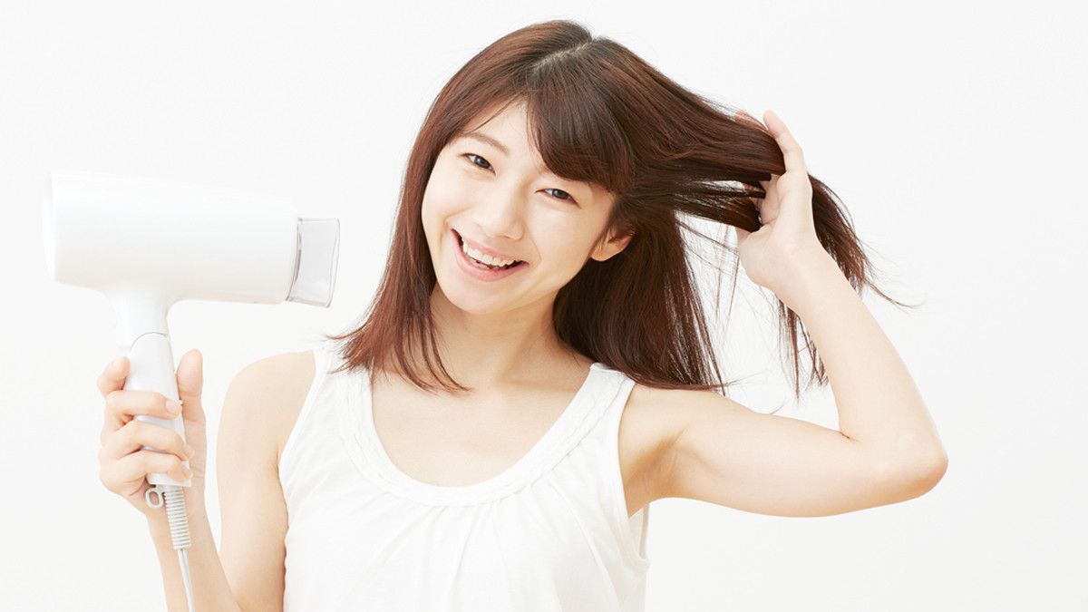 Sering Pakai Hair Dryer? Lakukan Ini Agar Rambut Tetap Sehat