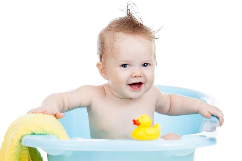 Risiko di Balik Memandikan Bayi Terlalu Lama