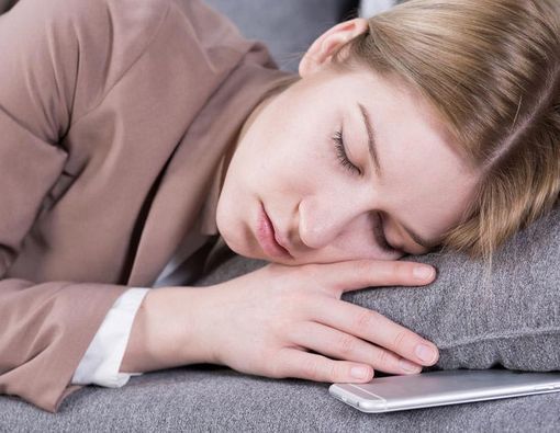 Jangan Letakkan Ponsel di Bawah Bantal Saat Tidur