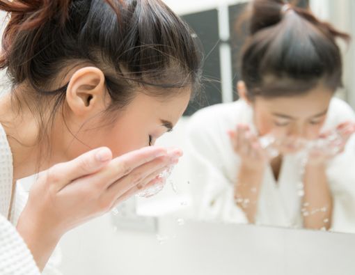 4 Alasan Mencuci Wajah Sebelum Tidur Itu Penting!