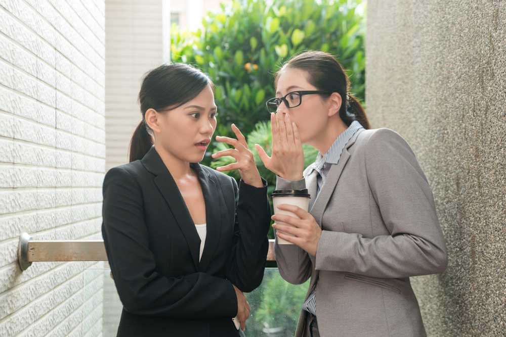 Mengapa Ada Orang yang Gemar Sebarkan Hoaks? (PR Image Factory/Shutterstock)