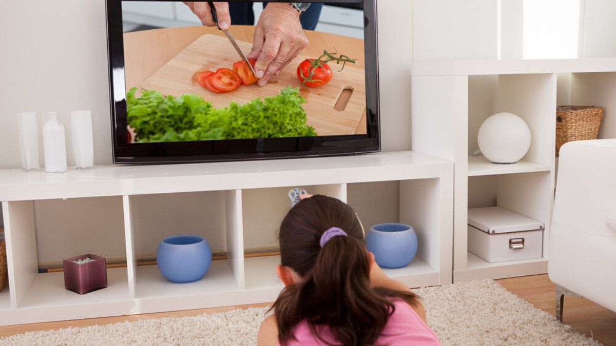 Sering Nonton Acara Memasak Bareng Anak? Ternyata, Ada Manfaat Sehatnya!