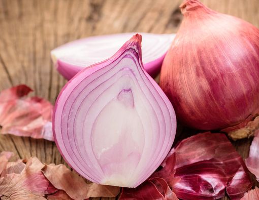 Fakta di Balik Kebiasaan Menurunkan Demam Anak dengan Bawang Merah