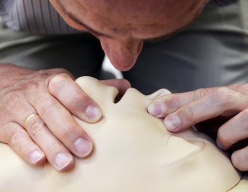 Cara Memberikan Napas Buatan ketika Darurat