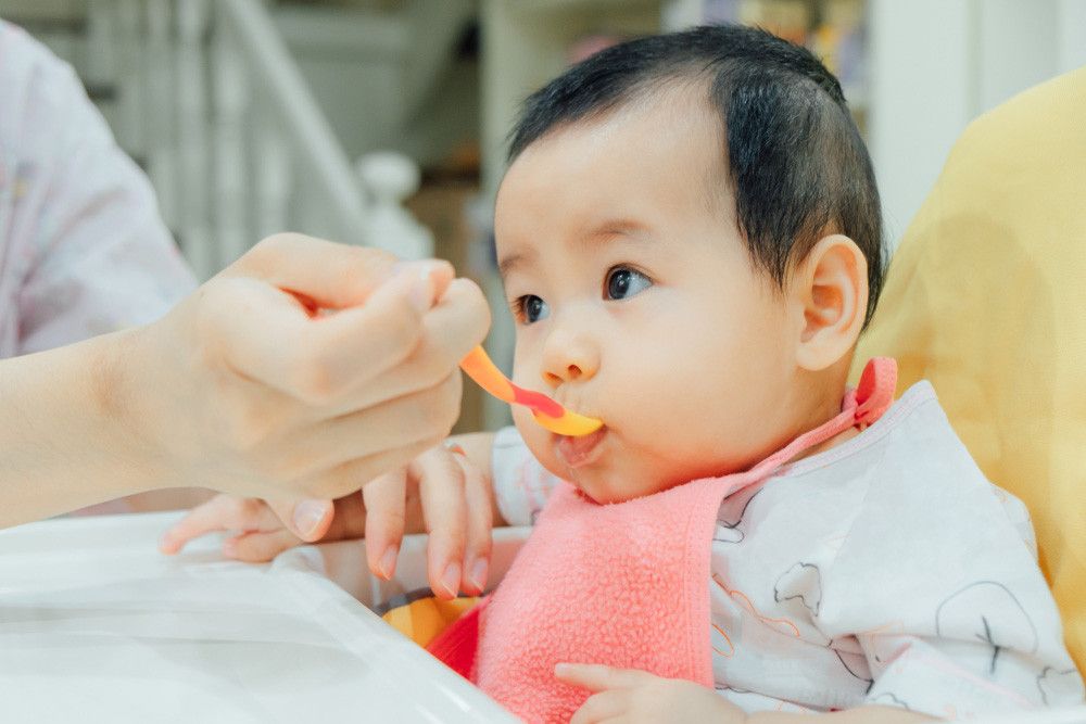 Perhatikan Ini, Saat Mengenalkan Bubur Bayi