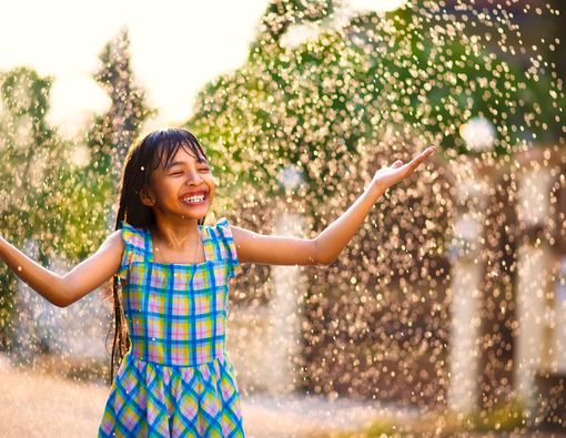 Anak Main Hujan-hujanan, Banyak Manfaatnya!