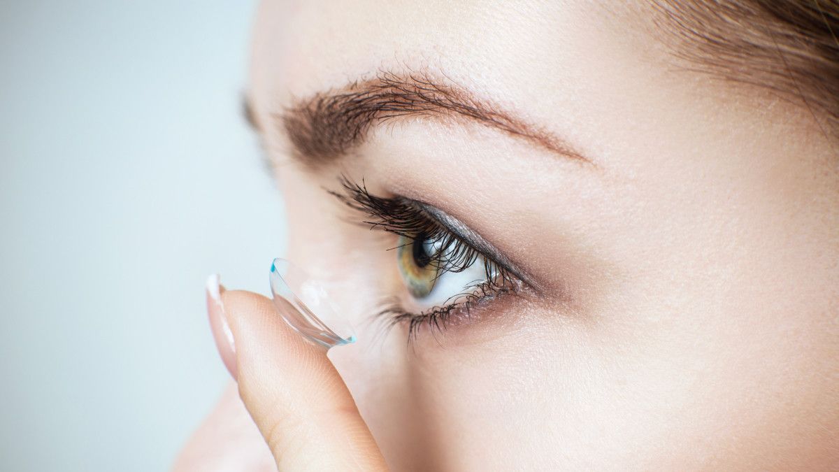 Ini Alasan Mengapa Anda Tak Boleh Tidur Memakai Lensa Kontak
