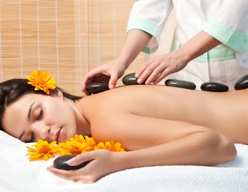 5 Manfaat Pijat Hot Stone (Batu Panas) untuk Kesehatan