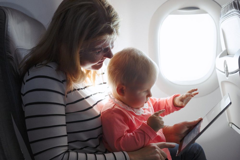 Persiapan Saat Pertama Kali Bawa Bayi Naik Pesawat (Kaspars-Grinvalds/Shutterstock)