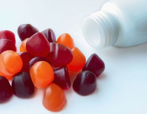 Orang Dewasa Minum Vitamin Anak-anak, Adakah Manfaatnya?