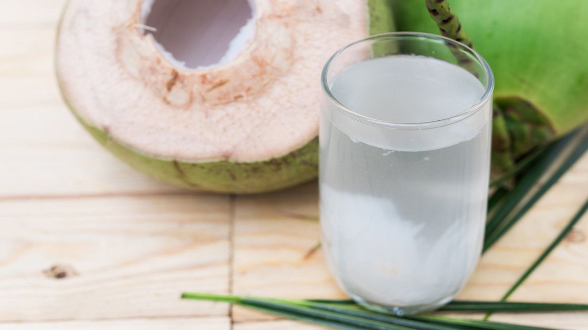 Ini Dia Manfaat Air Kelapa untuk Kecantikan Kulit