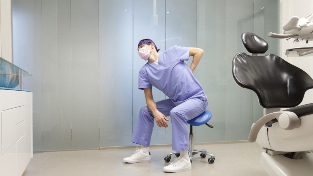 Alasan di Balik Dokter Gigi yang Rentan Sakit Punggung