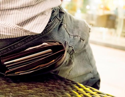Awas! Ada Bahaya di Balik Menduduki Dompet di Kantong Belakang