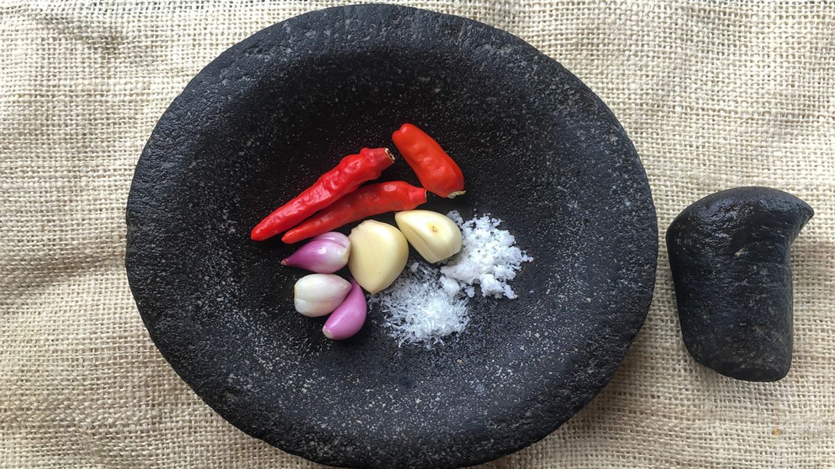 Suka Mengulek? Ini Manfaat Sehat Masak Pakai Cobek Batu