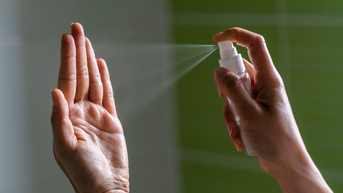 Sanitizer Spray Praktis untuk Tangan dan Berbagai Permukaan
