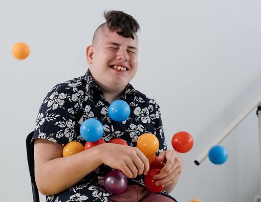 Mengenal Istilah Stimming, Sering ‘Asyik Sendiri’ pada Individu Autisme