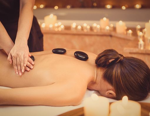 Menguak Manfaat Pijat Batu Panas