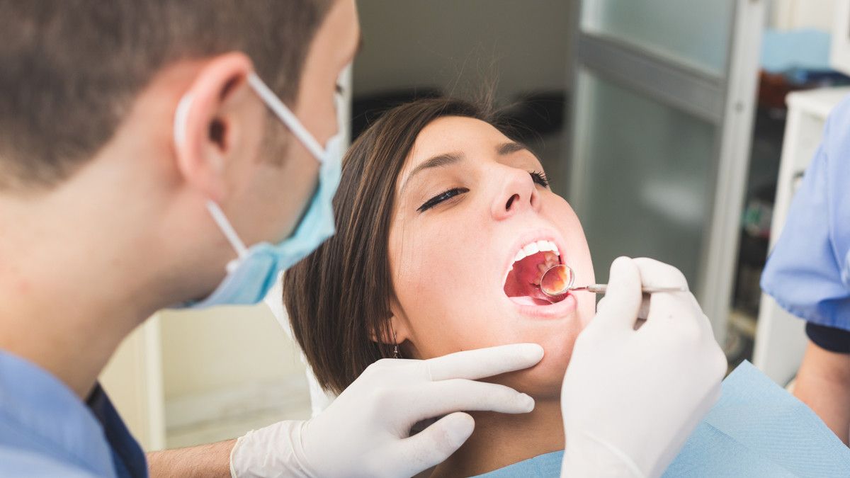 Mengenal Prosedur Implan Gigi dan Cara Merawatnya