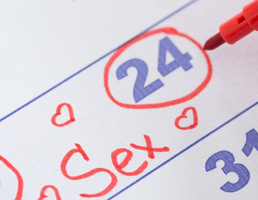 Lebih Baik Punya Jadwal Seks atau Spontan Saja?