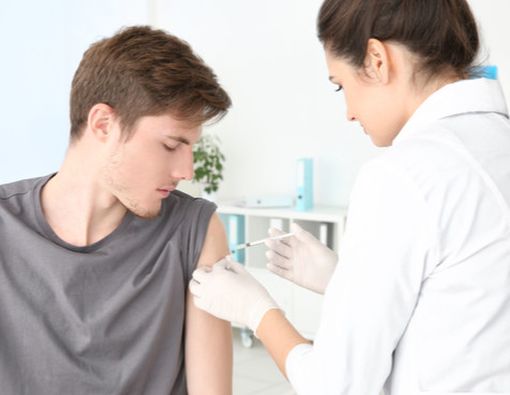 Ini Alasannya Orang Dewasa Masih Perlu Vaksin Difteri