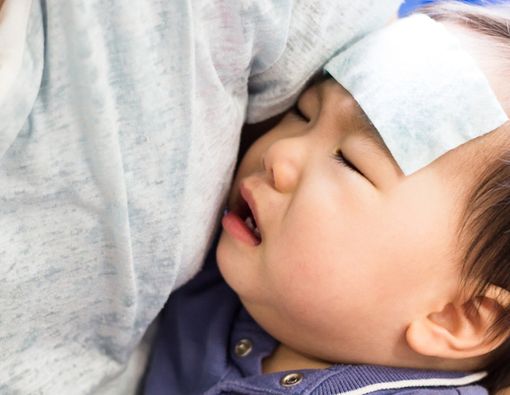 Menangani Demam Setelah Imunisasi