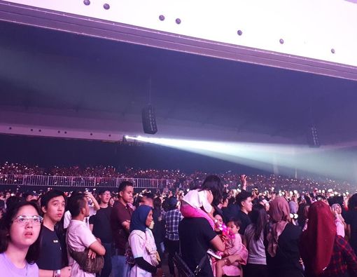 Tips Atasi Kram Usai Nonton Konser Musik