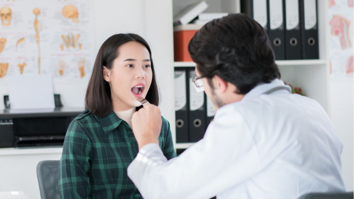 Dokter Memeriksa Rongga Mulut Pasien
