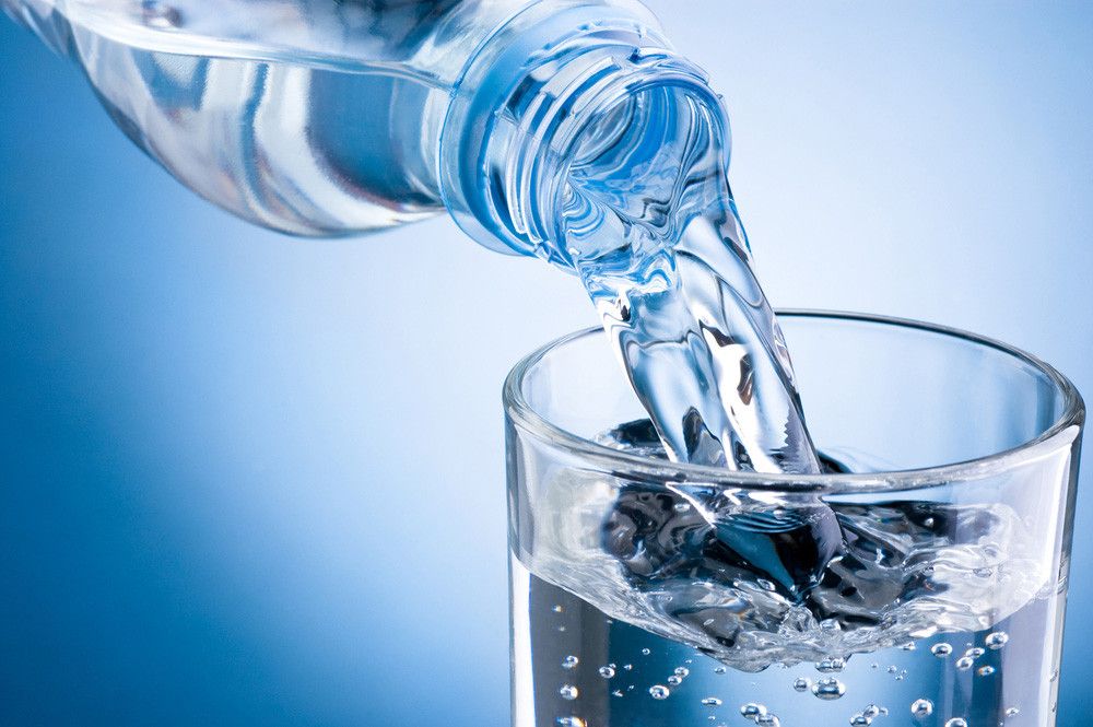 Benarkah Air Mineral dalam Botol Mengandung Mikroplastik?