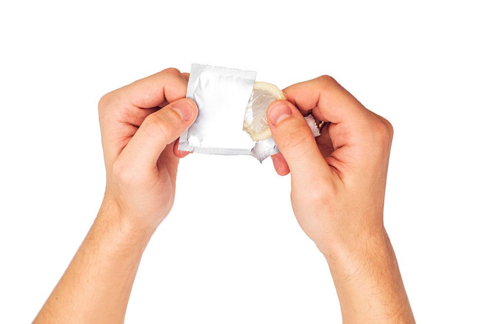 Bahaya Kesehatan di Balik Tren Condom Snorting Challenge