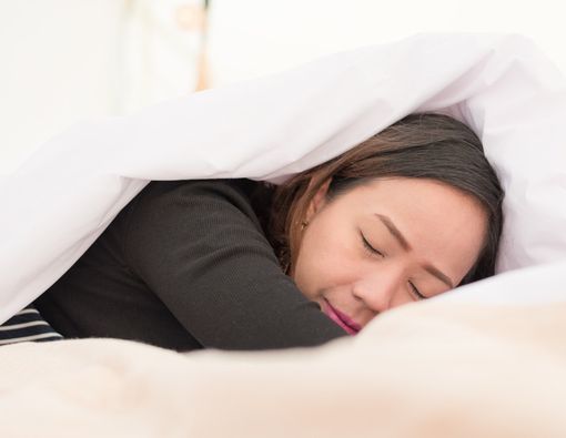 Menyingkap Manfaat Tidur Tanpa Bantal untuk Kulit