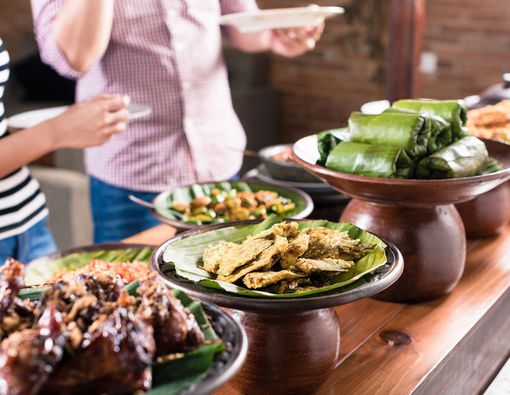 Ini Bahaya Makan Terlalu Banyak Saat Berbuka Puasa