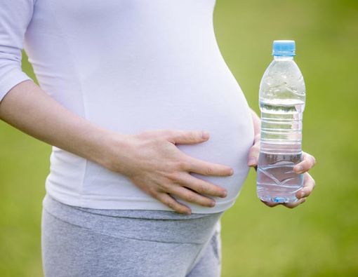 Wanita Hamil Sebaiknya Tidak Minum dari Botol Plastik