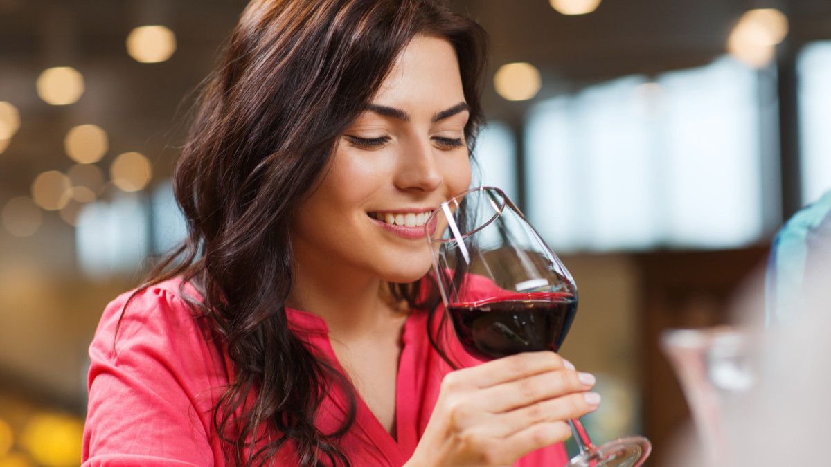 Benarkah Minum Anggur Merah Bikin Pencernaan Sehat?