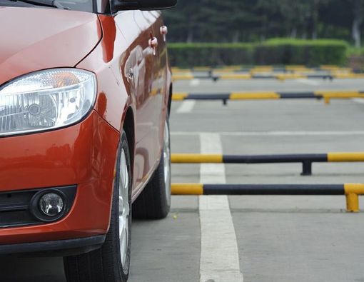 Ini Bahayanya Berada di Dalam Mobil yang Menyala Saat Parkir