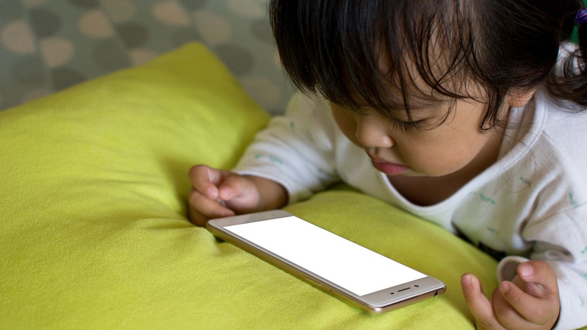 Hati-hati, Penggunaan Gawai Bisa Bikin Anak Terlambat Bicara (Comedstock/Shutterstock)