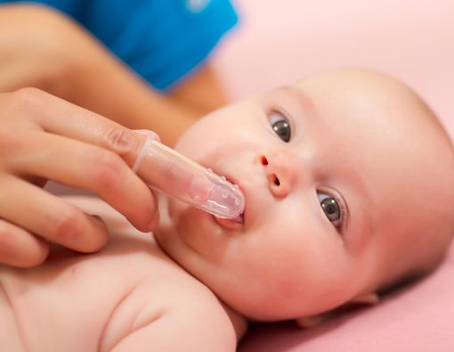 Membersihkan Gigi Bayi, Bagaimana Caranya?