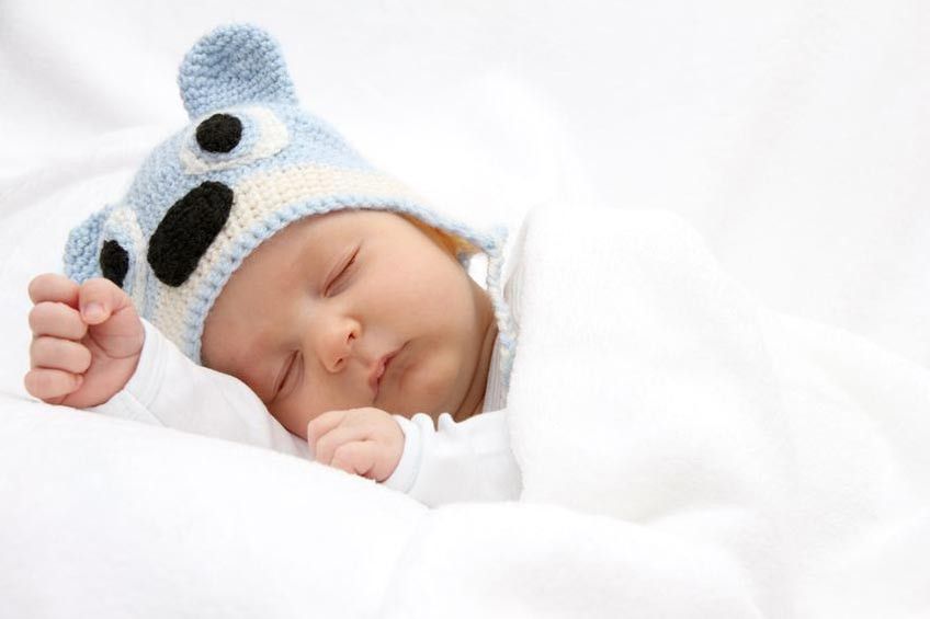 Perlukah Bayi Tidur Memakai Bantal?