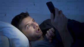 Wajarkah Istri Marah Saat Pergoki Suami Nonton Porno? - KlikDokter