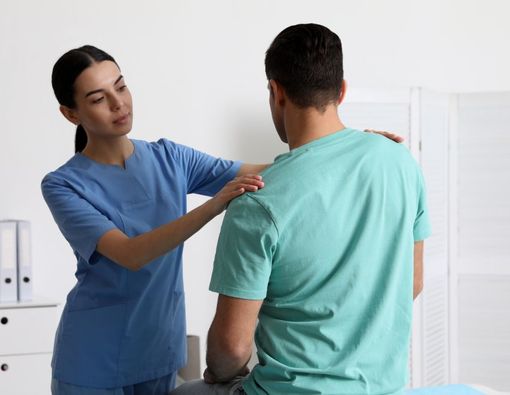 7 Penyebab Skoliosis yang Perlu Kamu Waspada - KlikDokter
