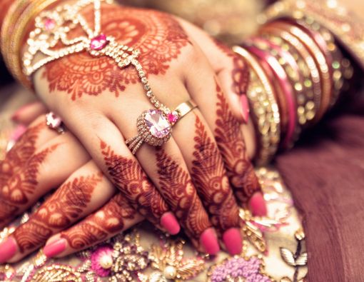 Sering Mewarnai Kuku Jari dengan Henna, Amankah?