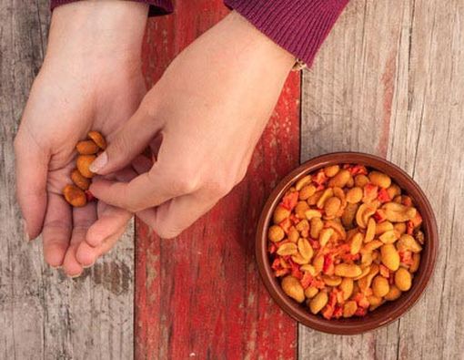 Makan Kacang Bisa Bikin Jerawatan?