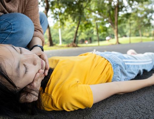 Mengapa Dehidrasi dan Kelelahan Bisa Menyebabkan Seseorang Tiba-tiba Pingsan?