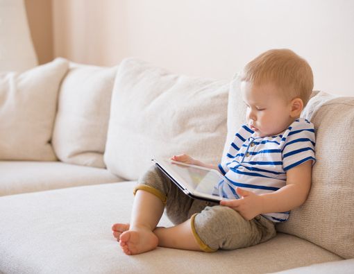 Anak Sering Main Gawai Bisa Malas Makan?