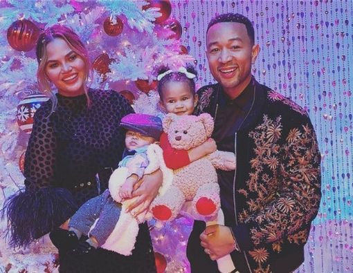 Anak Chrissy Teigen dan John Legend Mengidap Plagiocephaly