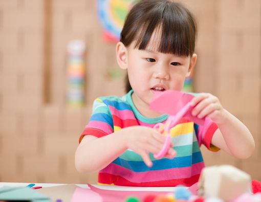 Manfaat Menggunting untuk Tingkatkan Kemampuan Motorik Anak