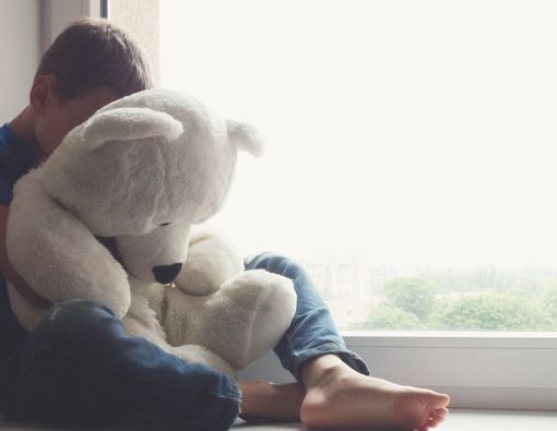 Perhatikan, ini Tanda Anak Berduka dan Cara Mengatasinya