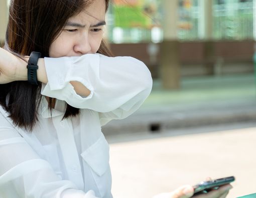 Ini Etika Batuk yang Benar agar Tidak Menular