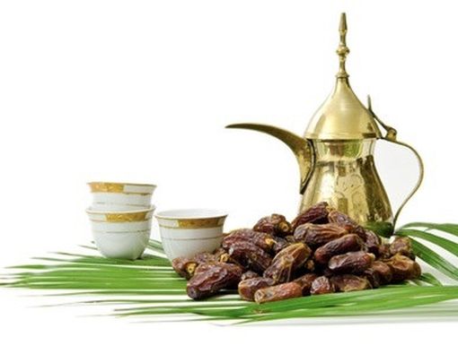 Buka Puasa, Lebih Sehat Kurma atau Air Kelapa?