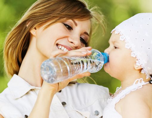 Kapan Waktu yang Tepat Memberi Air Putih pada Bayi?